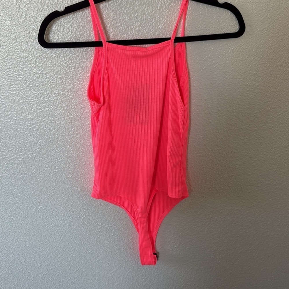 NWT Fashion Nova “vacay mode” Hot Pink Bodysuit - Picture 4 of 4